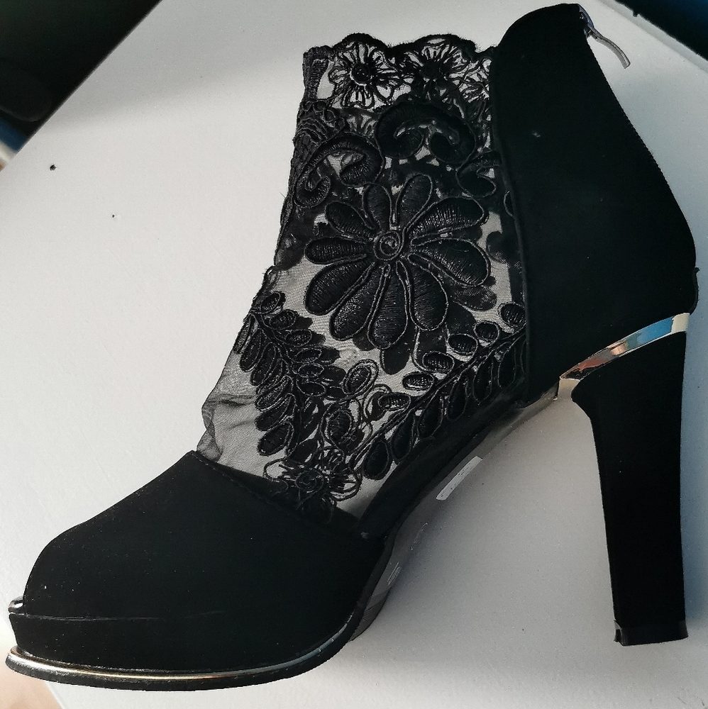 Black 3,15 inches high heels sandals with flower design mesh size 39